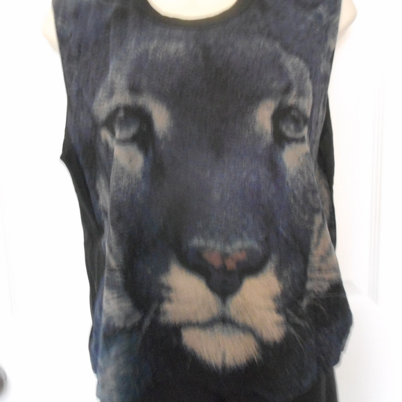 I love H-81 Tops - NWT Sleeveless big cat shirt, shades of blue